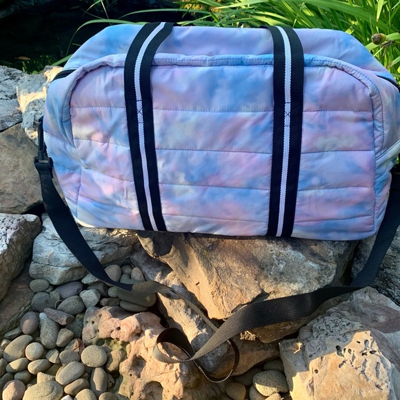 VICTORIA SECRET 🎀 “PINK” PURPLE,PINK & BLUE TIE DYE QUILTED DUFFLE BAG TOTE-NEW - Picture 3 of 7